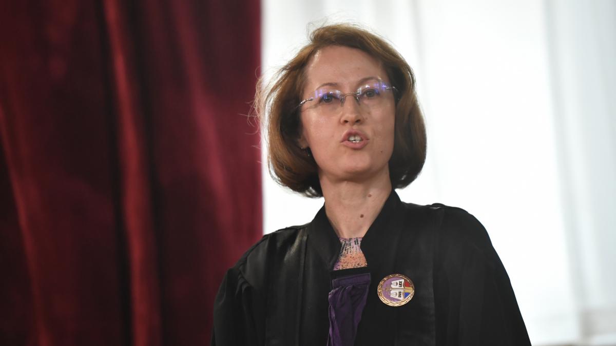 cine este raluca morosanu judecatoarea care a infruntat o pe presedinta cab de fata cu presa ce s a spus in documentar e adevarat