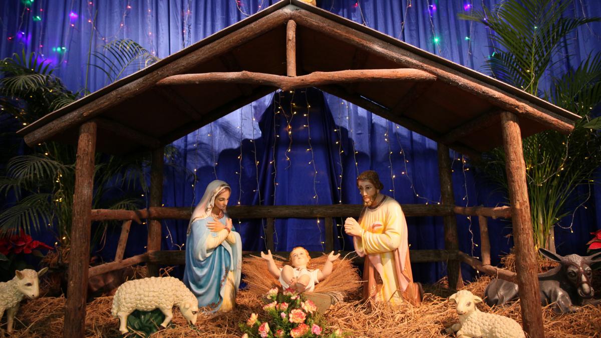 un barbat care era urmarit de politie s a ascuns in scena nasterii domnului si s a prefacut ca este statuie