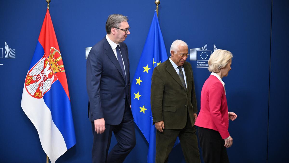 am primit un mesaj de la moscova presedintele serbiei a fost prins de un microfon soptind pe furis la bruxelles