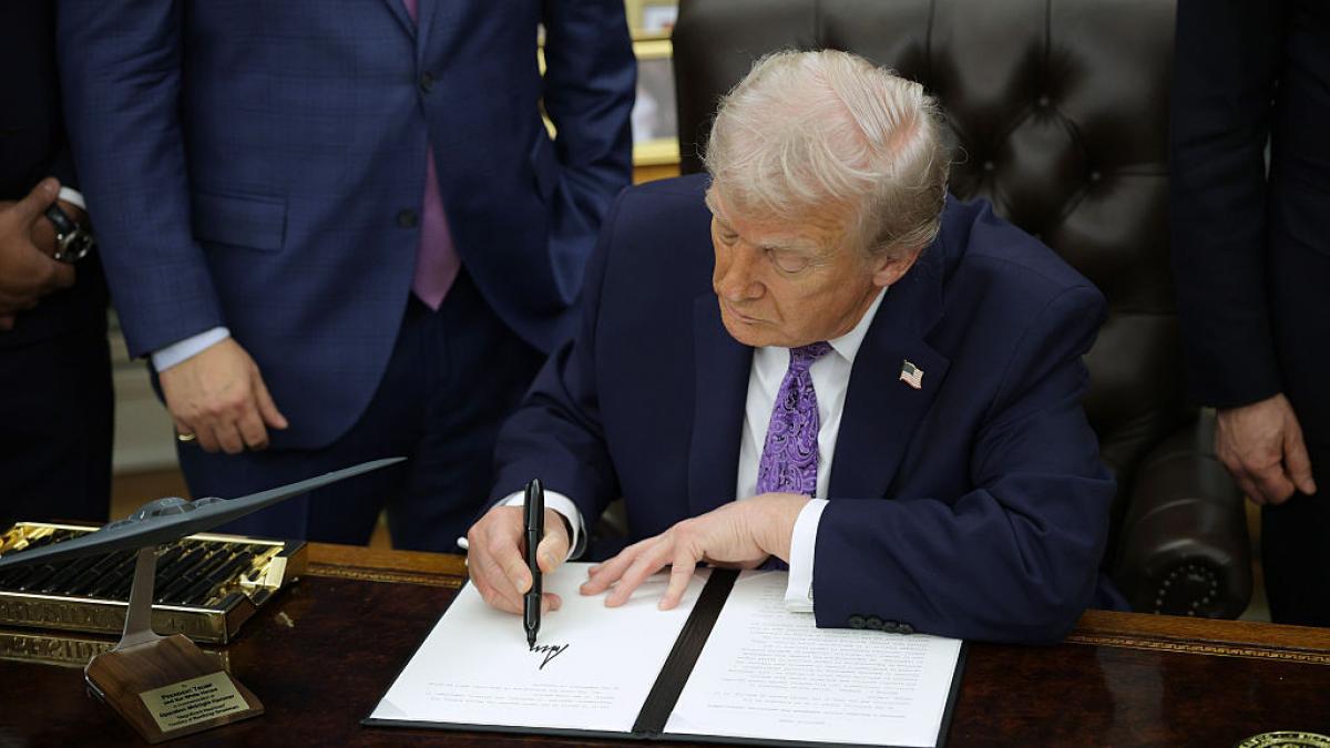 Donald Trump semnează un decret