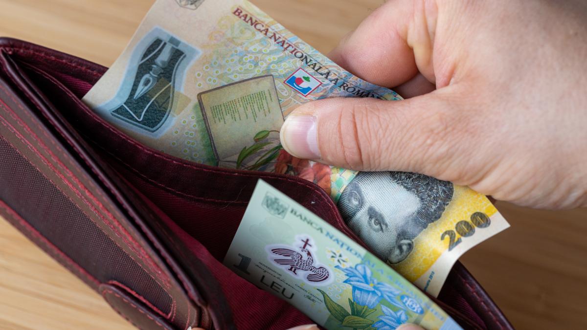 portofel cu bacnota de 200 de lei și bacnota de un leu
