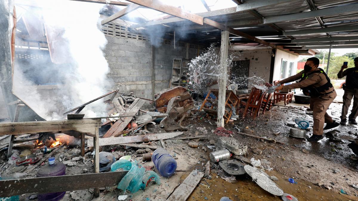 casa incendiata provincia surin thailanda 11 decembrie 2025 conflict militar cambodgia