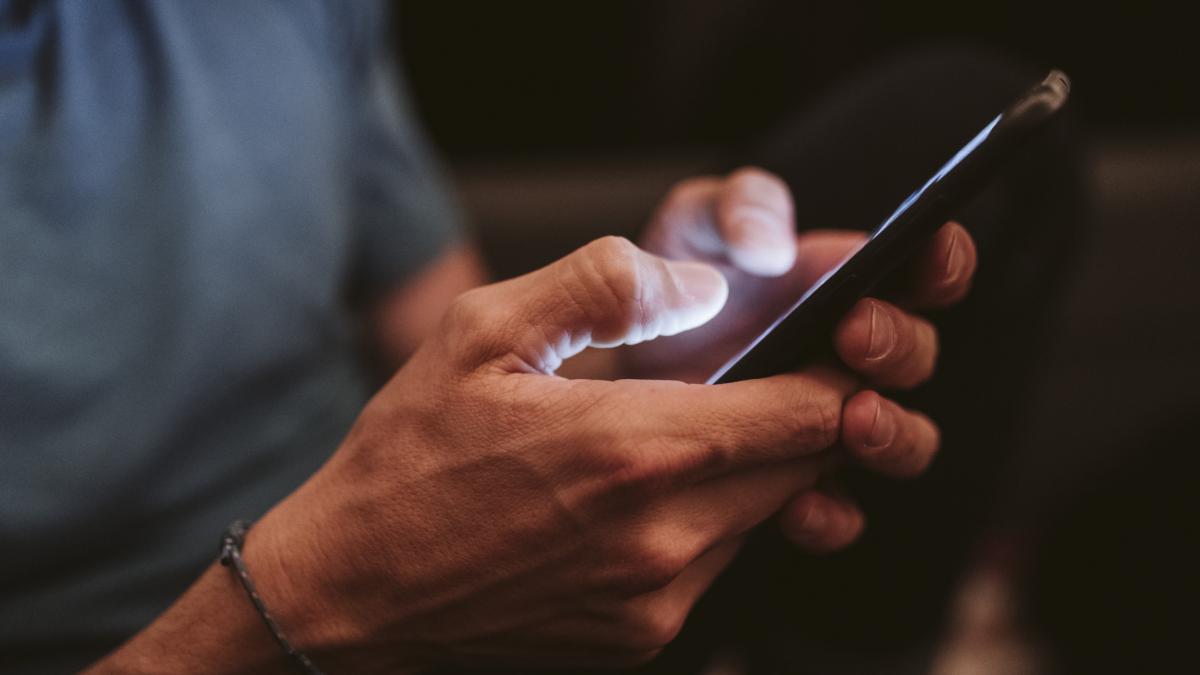 un barbat si a parasit iubita dupa ce i a golit contul bancar folosind recunoasterea faciala in timp ce femeia dormea