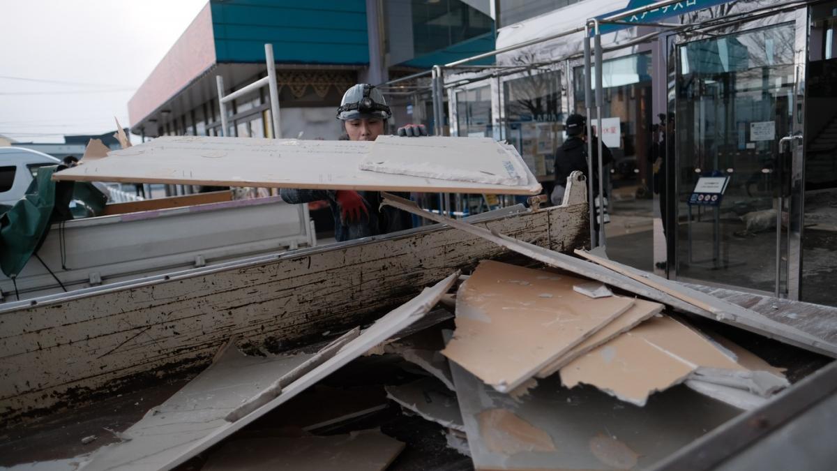 un cutremur de 6 7 a lovit japonia la patru zile dupa un altul si mai puternic japonezii se tem ca va urma un mega seism