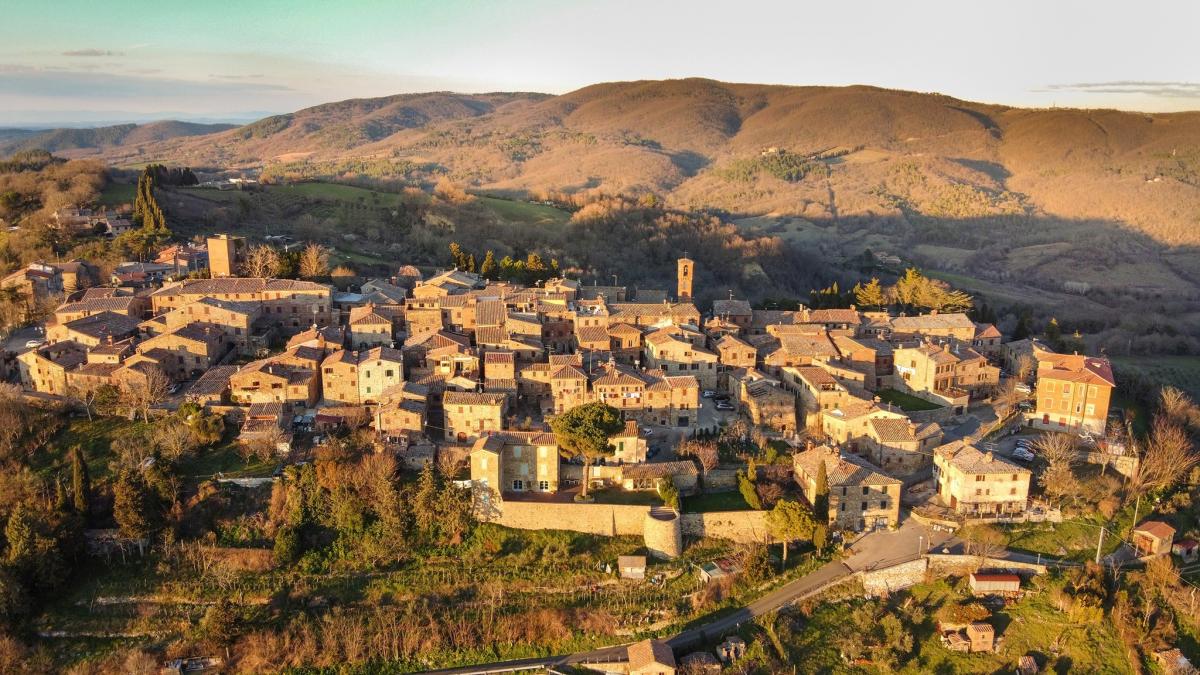 un pitoresc oras medieval de langa florenta da 400 000 de euro celor care vor sa se mute acolo casele sunt frumoase si ingrijite