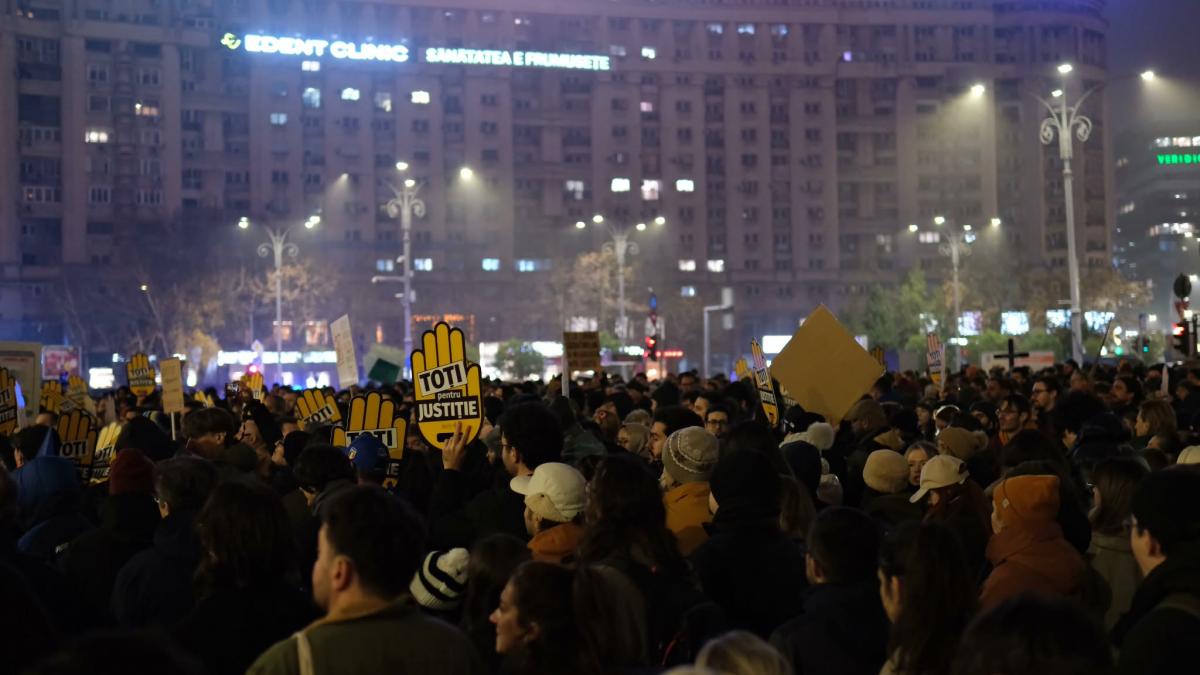 a patra noapte de proteste in piata victoriei pentru independenta justitiei