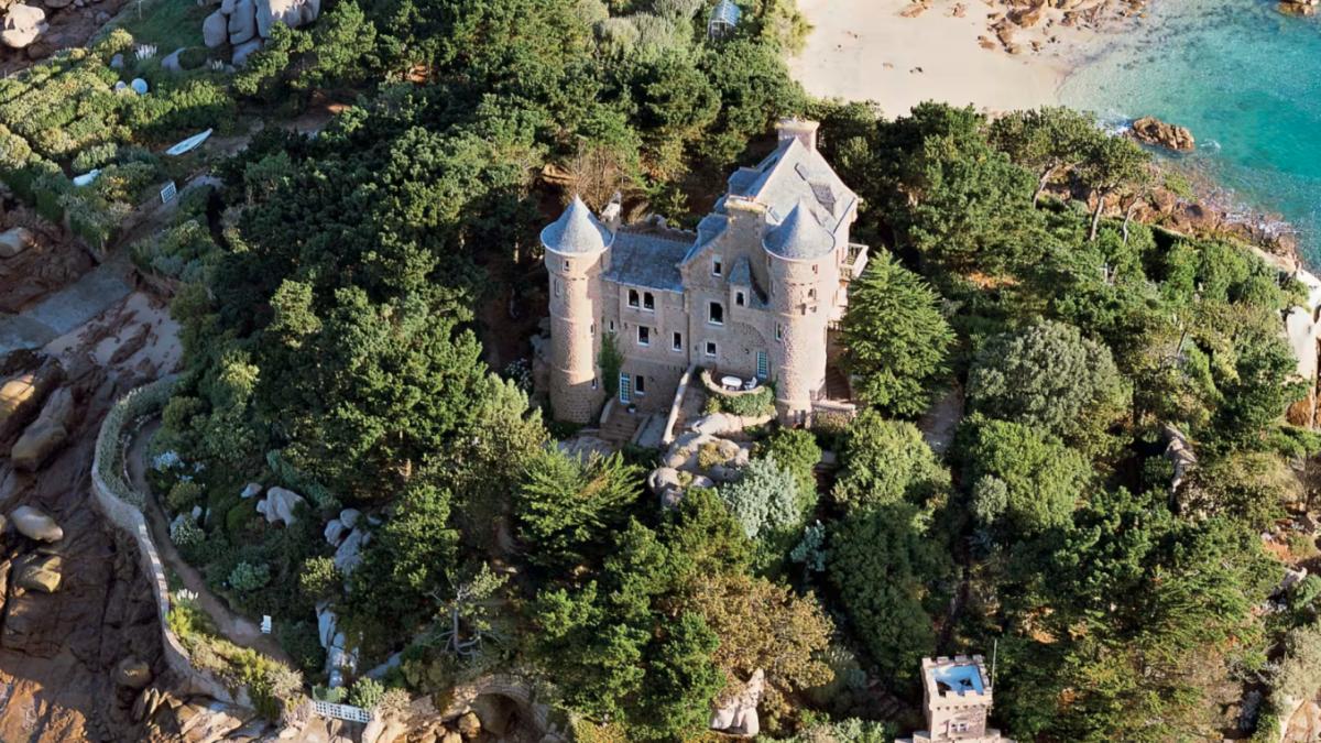 castelul fermecator din granit roz cu o poveste fascinanta se vinde in franta la un pret neasteptat cu tot cu insula pe care se afla