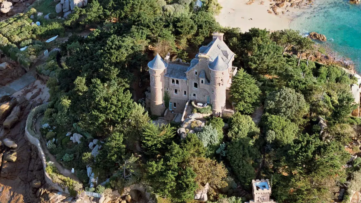 castelul fermecator din granit roz cu o poveste fascinanta se vinde in franta la un pret neasteptat cu tot cu insula pe care se afla