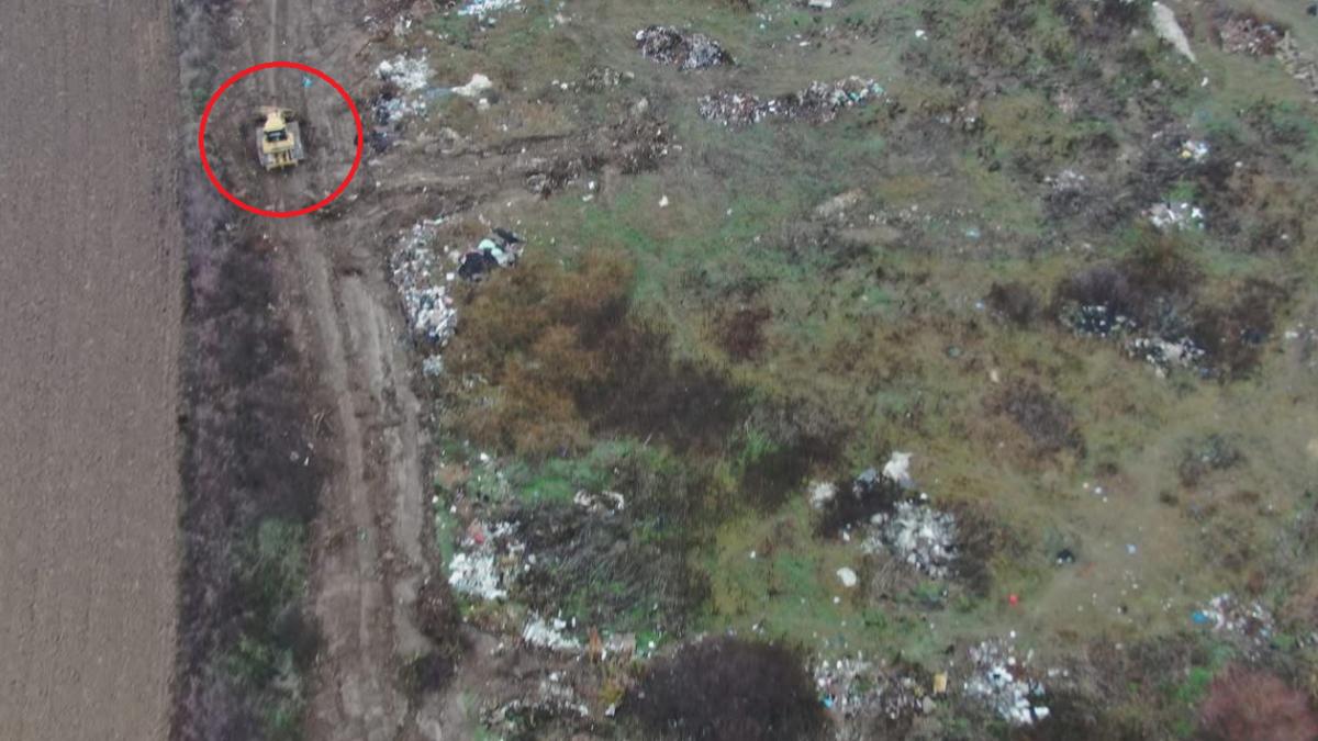 drona de la mediu vs buldozer de la primarie care arunca ilegal deseuri diana buzoianu utilajul a fost confiscat