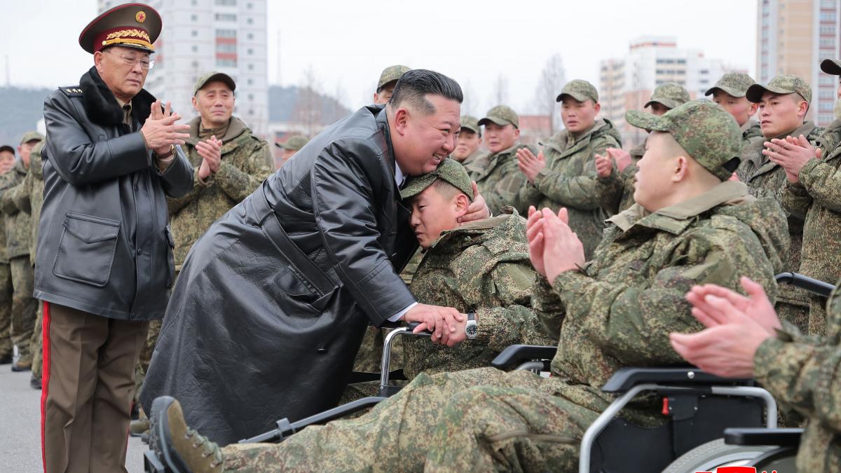kim jong un si a laudat soldatii pentru eroism in masa pe frontul din ucraina multi dintre ei s a intors acasa in scaune cu rotile