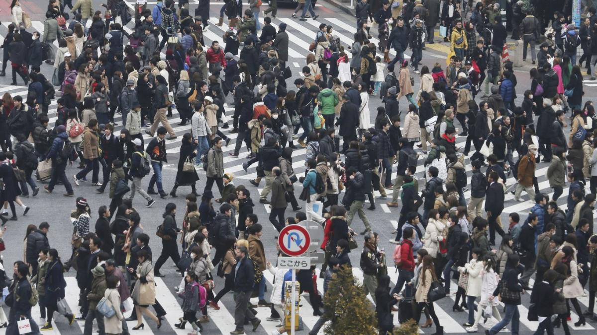 cea mai aglomerata trecere de pietoni din lume peste 2 500 de oameni traverseaza simultan intersectia