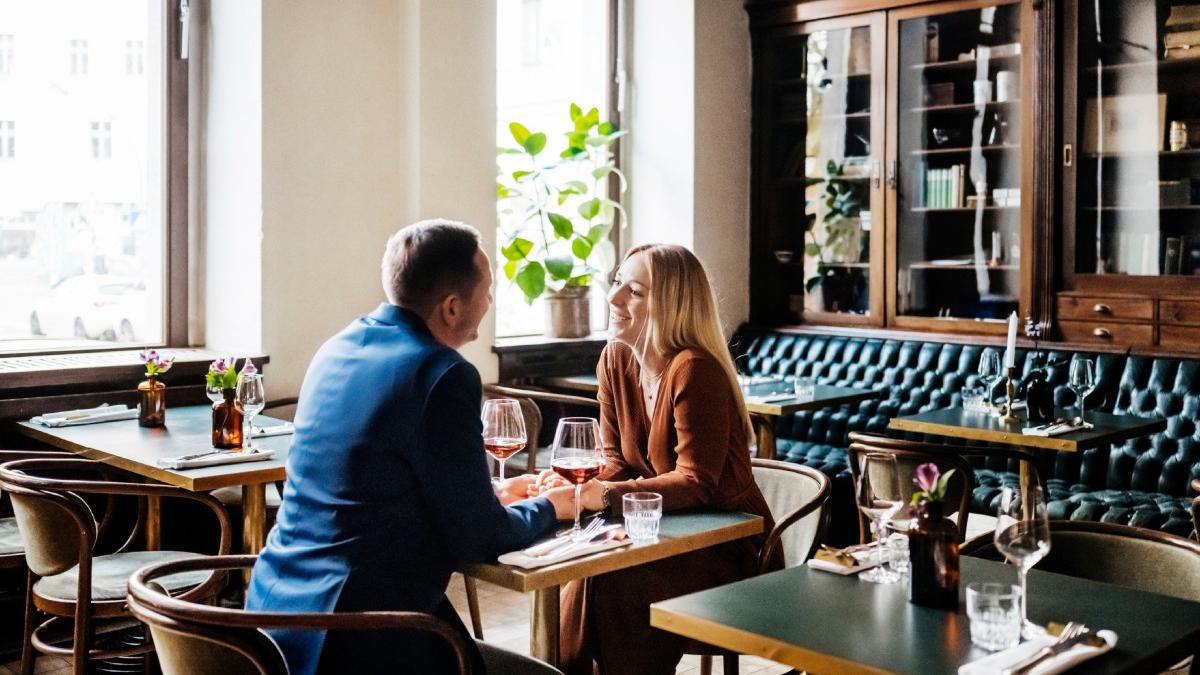 cine ar trebui sa plateasca la prima intalnire a devenit un subiect intens dezbatut in online femeia doar se aranjeaza pentru barbat