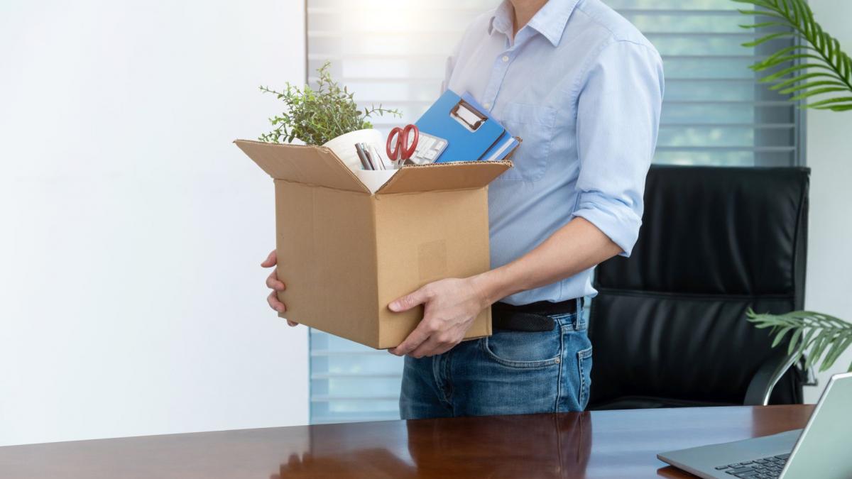 dupa 40 de ani de munca a fost dat afara cat era in concediu la scurt timp 50 000 de euro i au intrat pe card