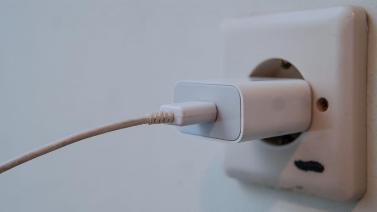 motivul pentru care incarcatoarele trebuie scoase din priza ori de cate ori nu sunt folosite