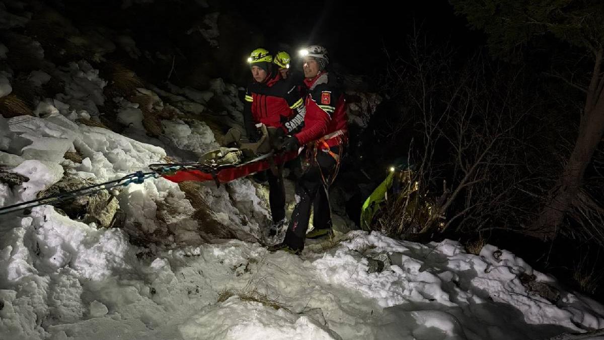 operatiune dificila in muntii fagaras un barbat accidentat a fost salvat dupa 16 ore de interventie