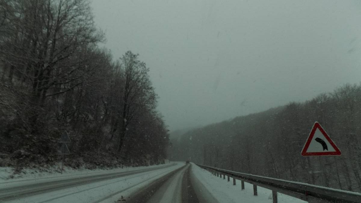traficul a fost oprit pe dn 2d in judetul covasna din cauza poleiului