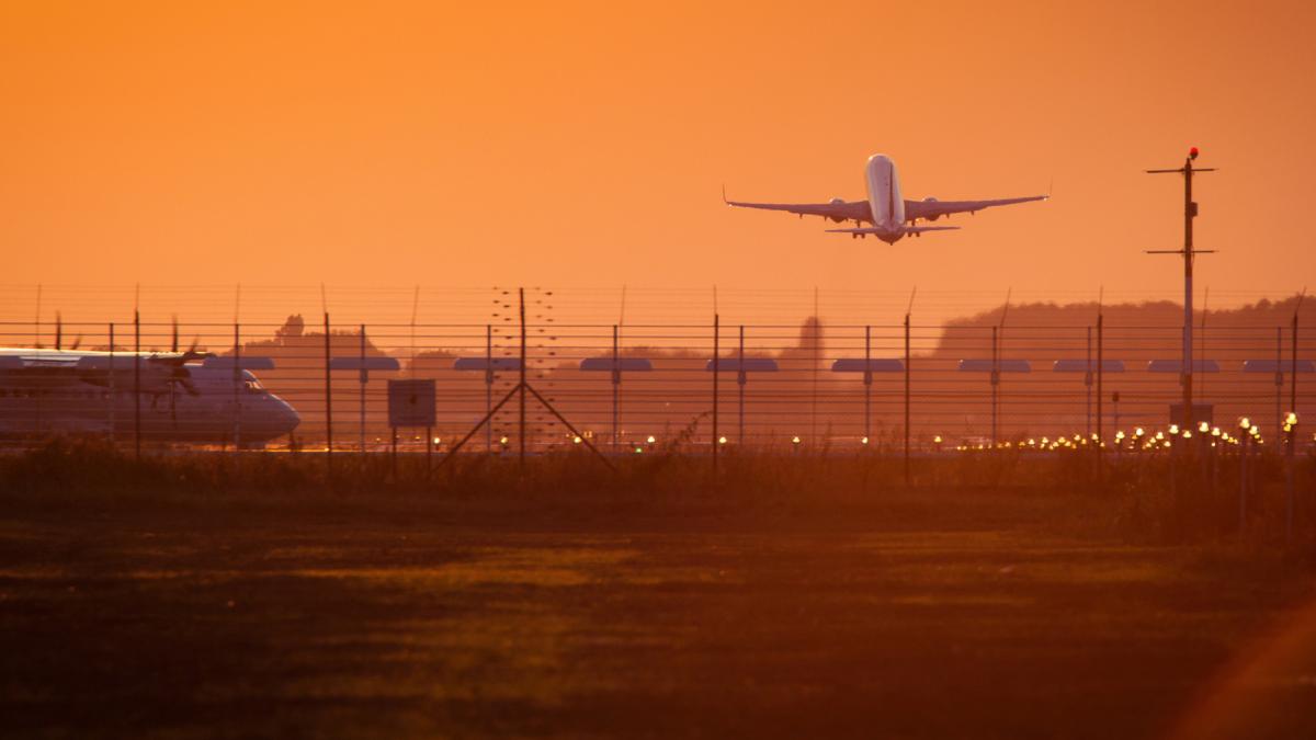 aeroportul militar boboc ar putea deveni otopeni ii primarul din buzau a facut deja propunerea trebuie sa obtina avizul mapn