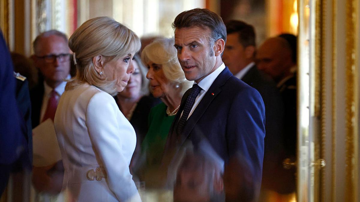 brigitte macron isi cere scuze dupa ce a injurat activistele care au intrerupt un show in privat pot sa ma las dusa de val