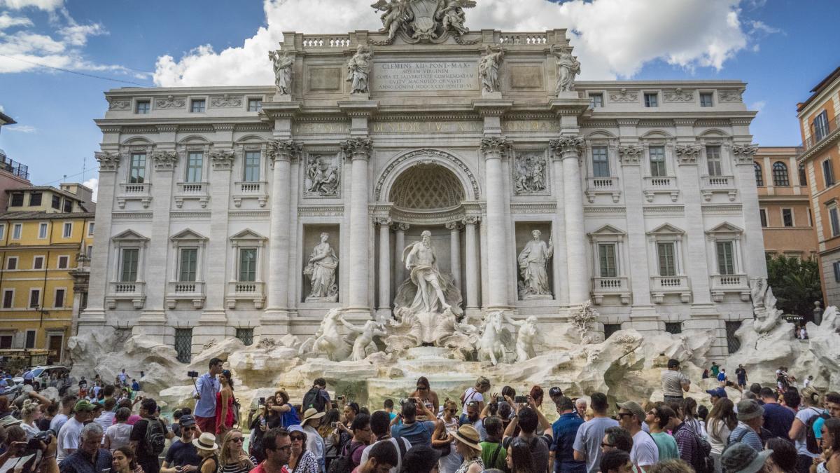 celebra fontana di trevi din roma va fi vizitata din ianuarie contra cost pretul unui bilet este de 2 euro