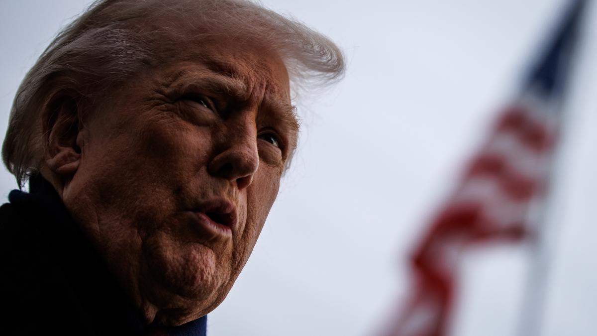 Donald Trump si steagul sua pe fundal