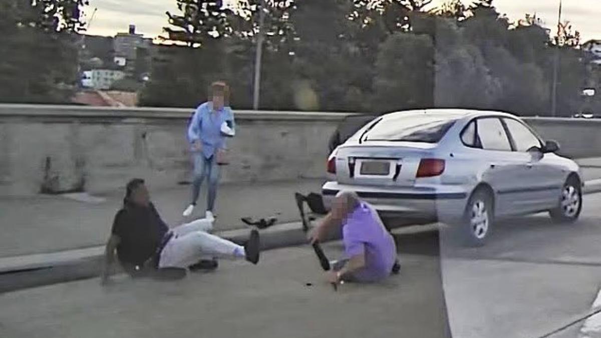 noi imagini cu un cuplu in varsta care incearca sa l opreasca pe unul din atacatorii din sydney sotii au fost ucisi