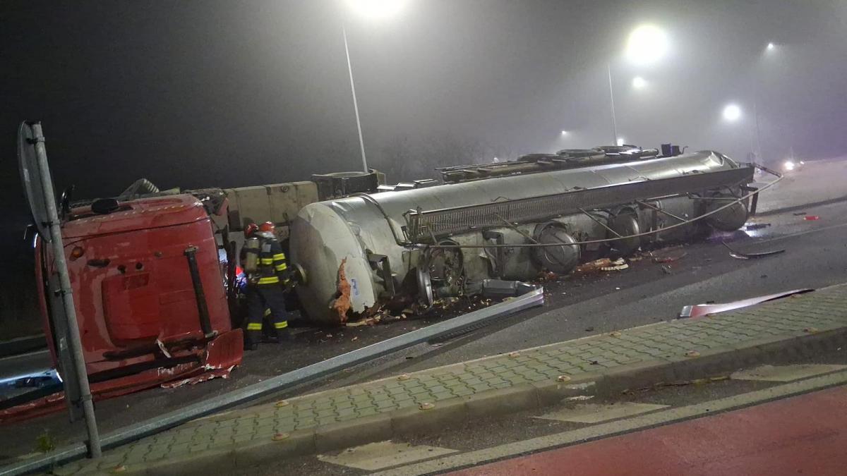 o cisterna plina cu apa amoniacala s a rasturnat pe dn 5 a fost chemata garda de mediu