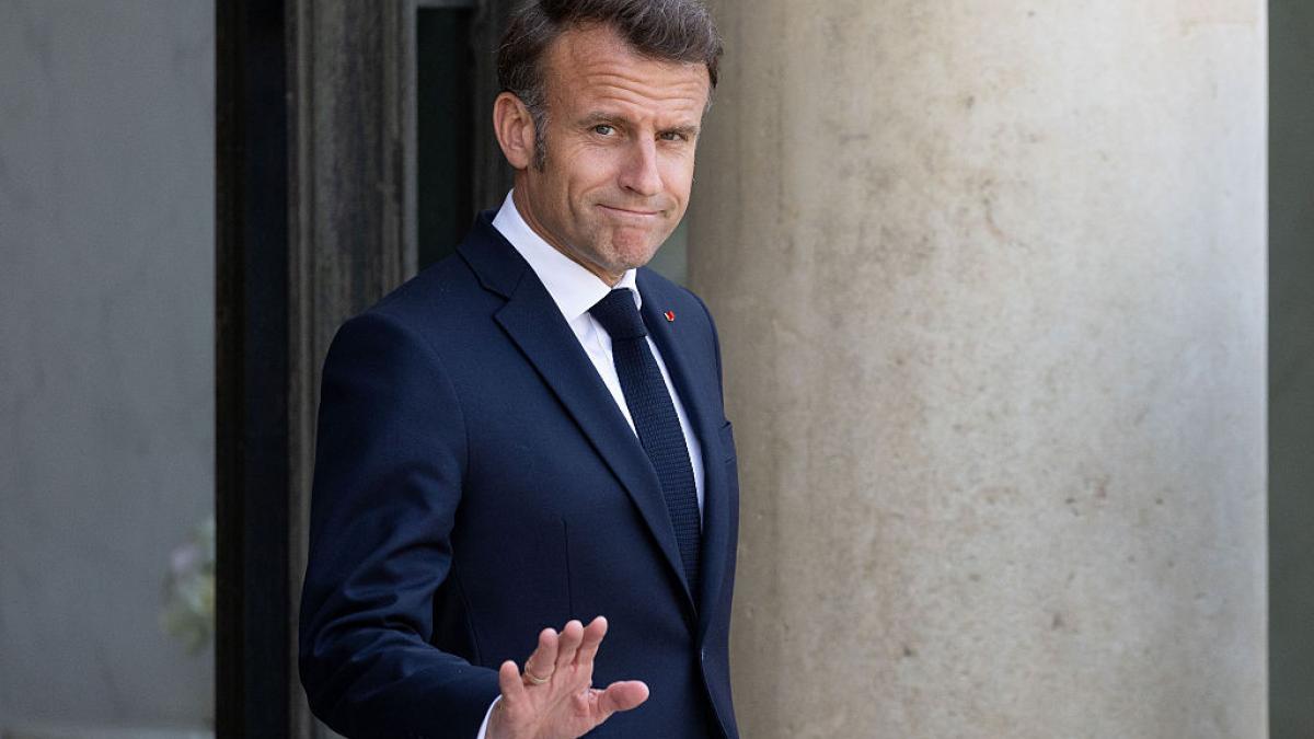 o postare pe facebook l a facut pe un presedinte african sa creada ca e lovitura de stat in franta macron ne a facut sa radem