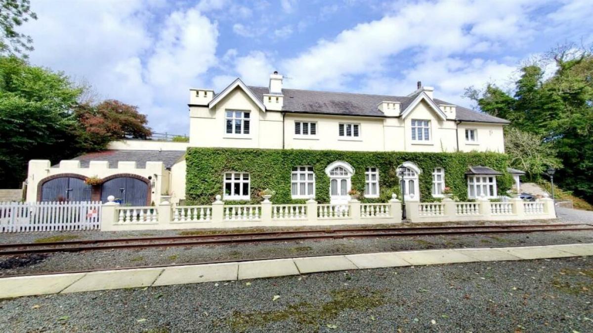 oamenii sunt cuceriti de o casa istorica scoasa la vanzare cu un interior amenajat spectaculos dar in fata ei ceva atrage atentia