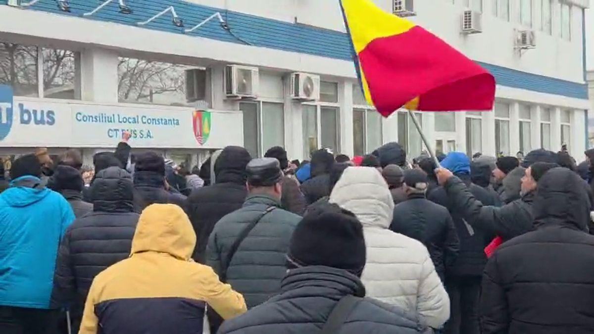 transportul public este paralizat in constanta angajatii companiei au refuzat sa iasa pe traseu dupa ce au aflat planul de concedieri