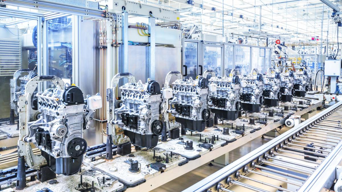 motoare pe linia de asamblare