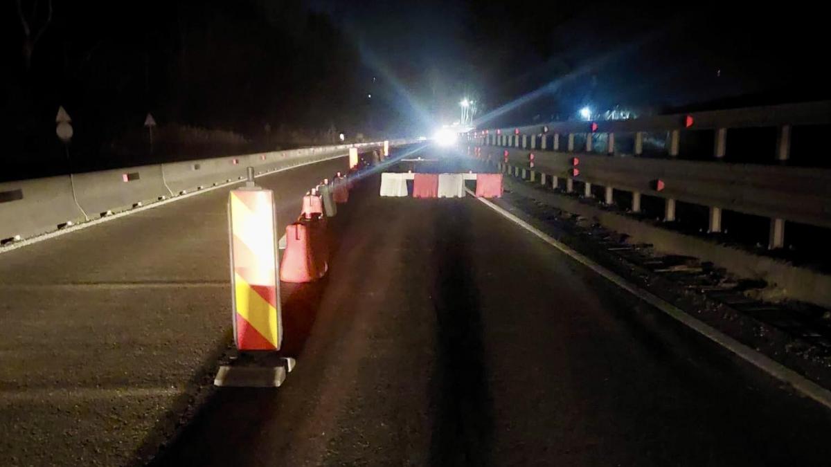 alunecare de teren in zona localitatii cornu circulatia pe dn1 este restrictionata