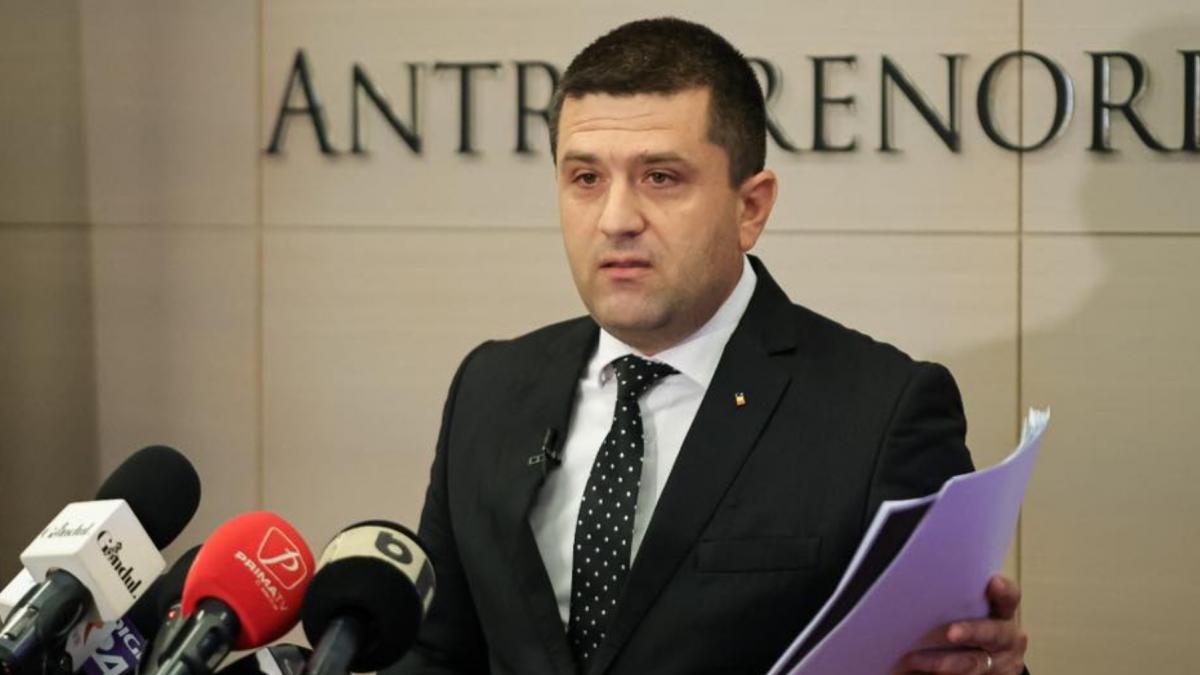 ministrul economiei a fost amendat cu 15 000 de lei pentru ca a numit sefi interimari la avioane craiova miruta nu imi pare rau