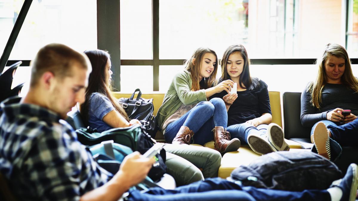 o tara europeana a decis sa puna cate 10 euro lunar in conturile copiilor si adolescentilor cand vor putea fi folositi banii