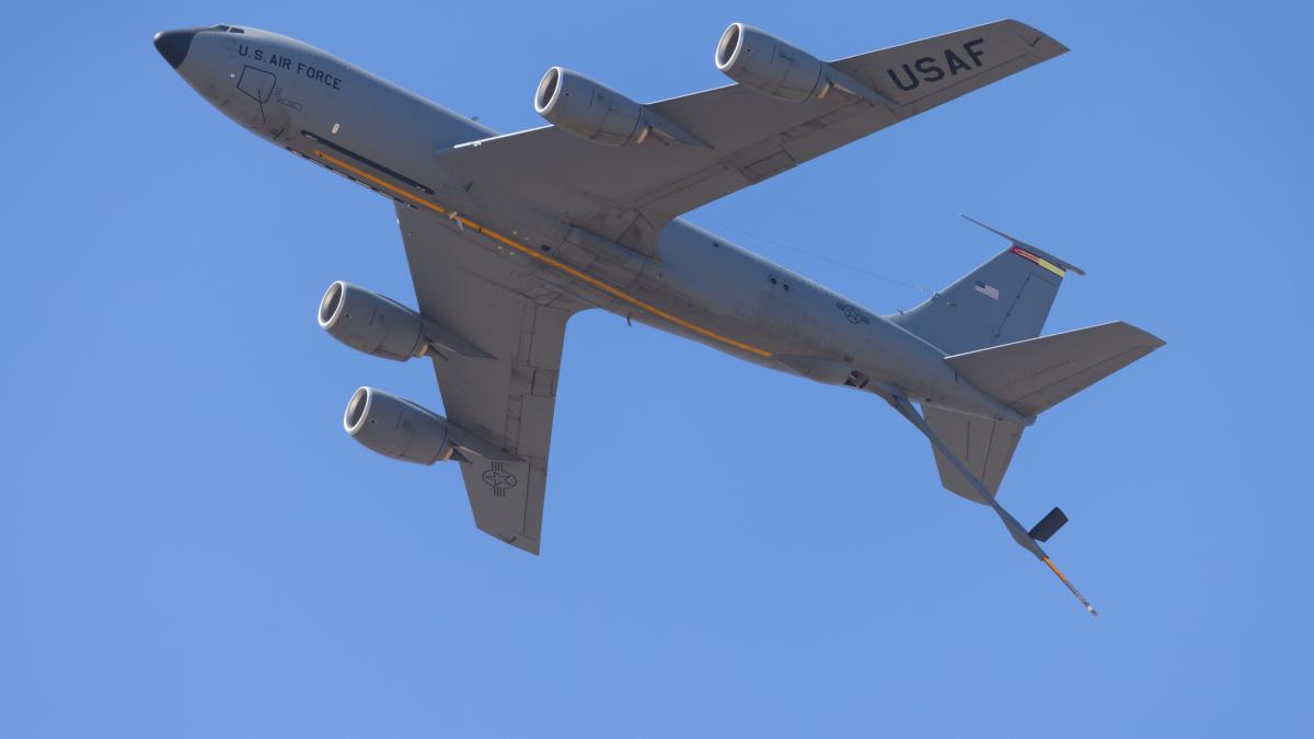 Avion militar de realimentare în zbor