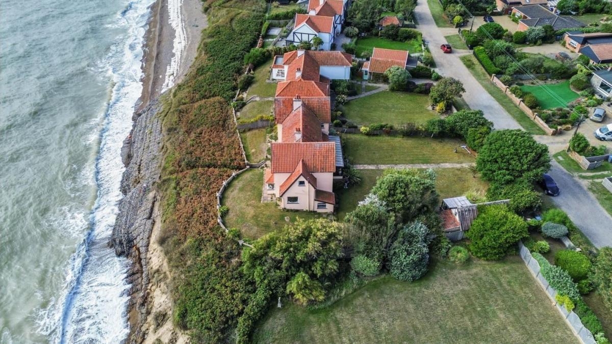 un barbat si a cumparat cu 230 000 de euro o casa la malul marii a stat in ea cateva saptamani apoi a aflat ca trebuie s o demoleze