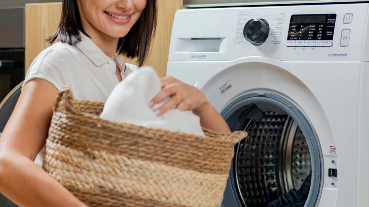 femeie pune haine la masina de spalat
