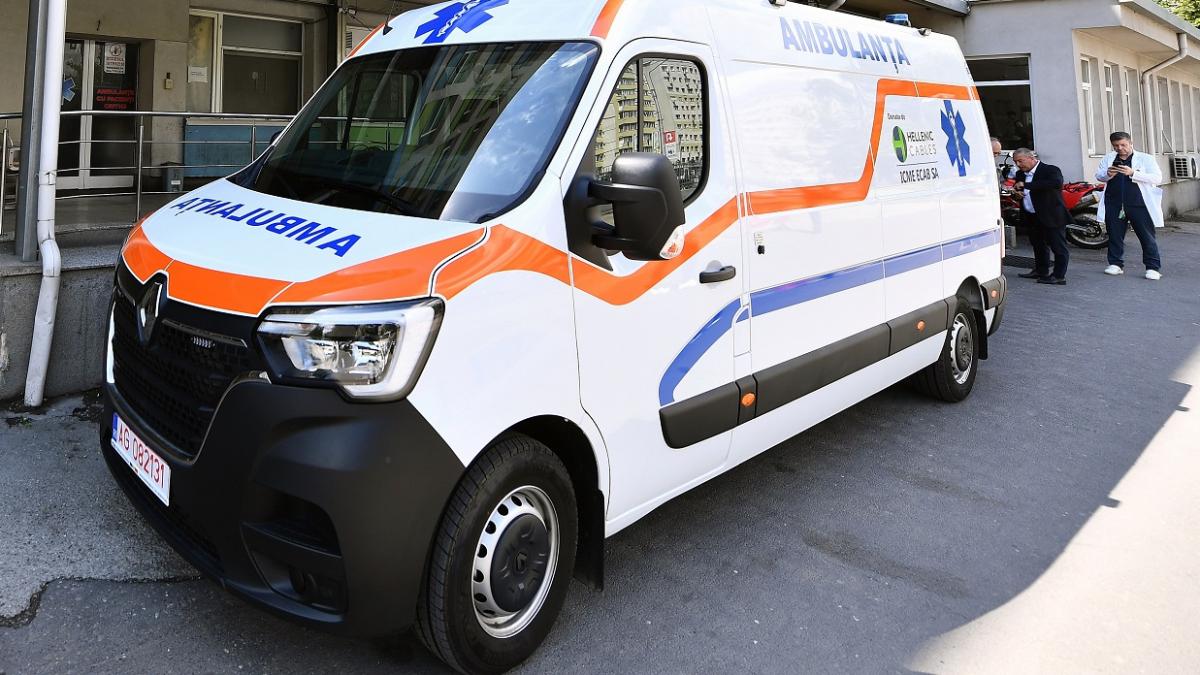 accident grav in bucuresti un autoturism s a rasturnat si trei oameni au fost dusi la spital