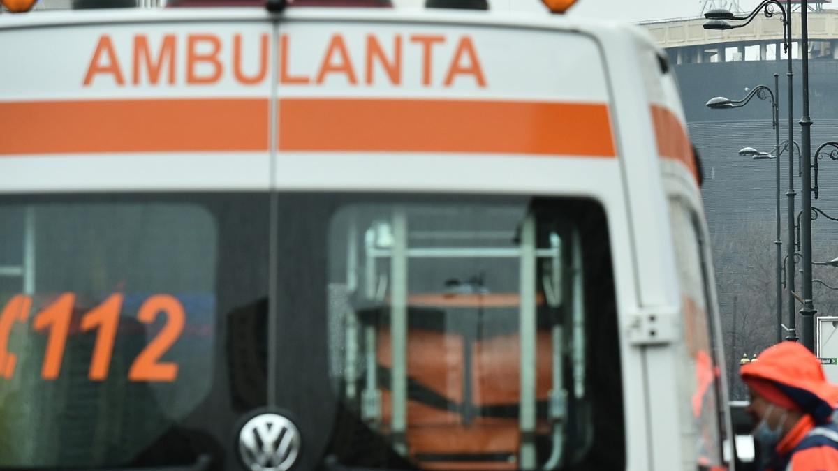 accident grav in bucuresti un autoturism s a rasturnat si trei oameni au fost dusi la spital