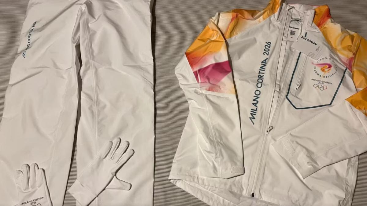 controverse in italia uniformele purtatorilor tortei la olimpiada de iarna se vand pe internet cu 1 000 de euro
