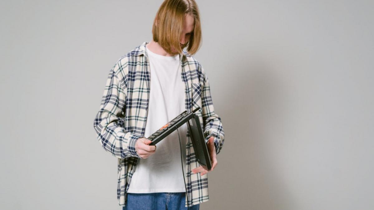 barbat care rupe o tastatura pc in doua