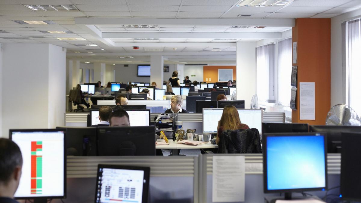 guvernul bolojan adopta o decizie cu efect direct asupra a 8 000 de angajati din industria asigurarilor