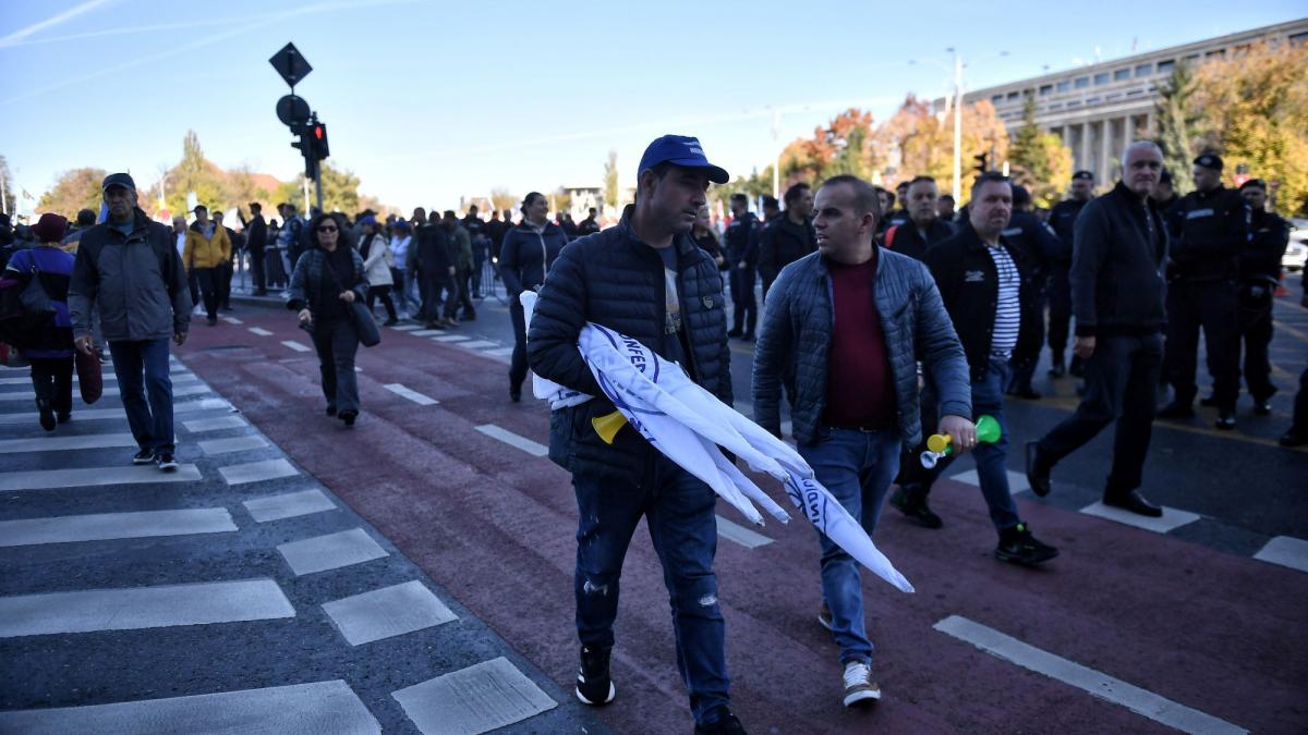 protest la cotroceni oamenii sunt nemultumiti de austeritate si ii cer lui nicusor dan sa medieze conflictul social cu guvernul