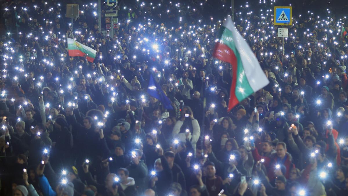 proteste uriase in bulgaria zeci de mii de oameni cer in strada alegeri corecte si o justitie independenta