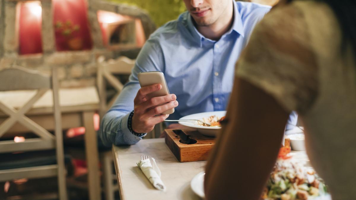 scandal ireal in italia unde din greseala un barbat si amanta lui au aparut in reclama unui restaurant