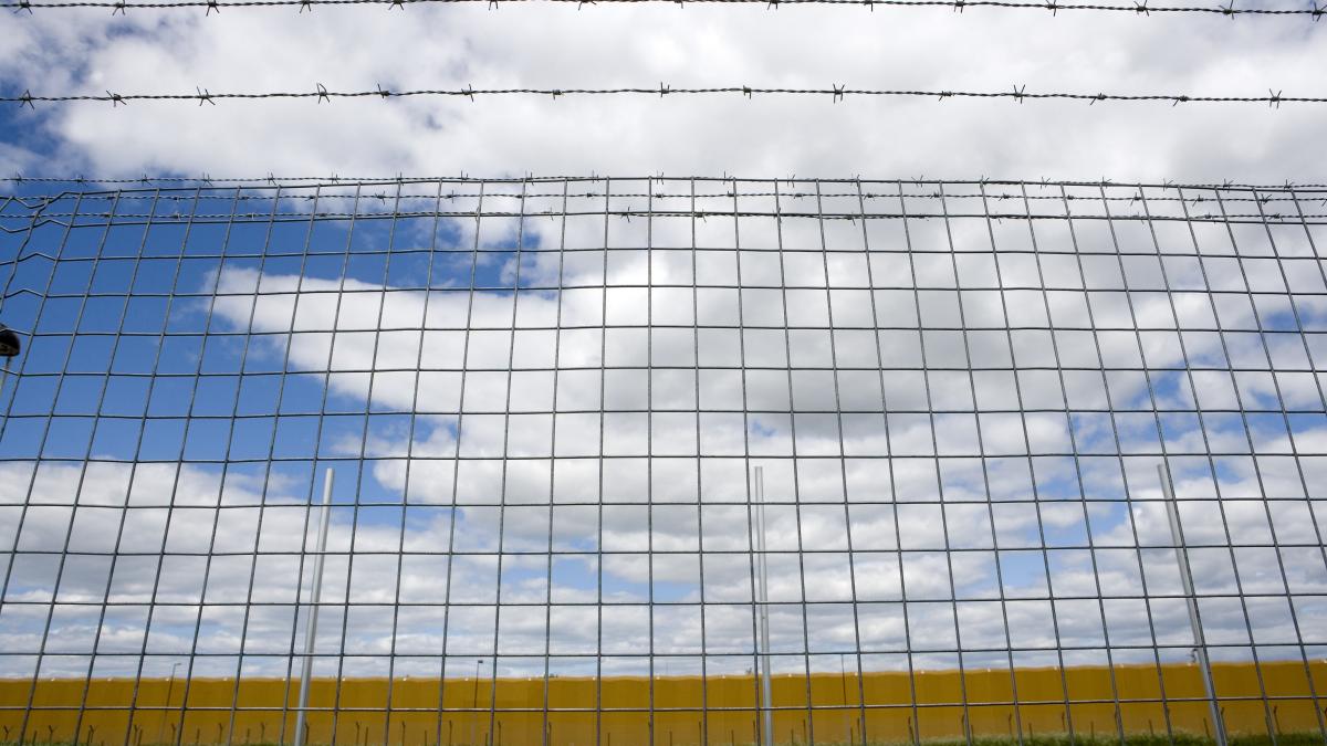 un detinut condamnat la cinci ani de inchisoare a evadat de la penitenciarul poarta alba dupa ce a sarit gardul