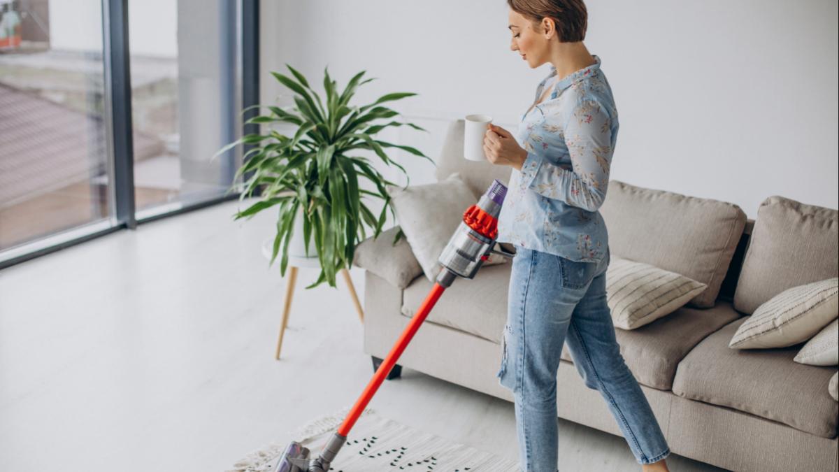 femeie curatenie aspirator vertical