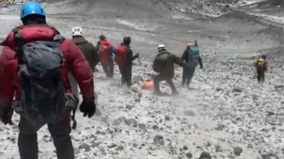 un alpinist roman a murit pe un vulcan din chile la 6 540 metri altitudine imagini din timpul operatiunii de recuperare