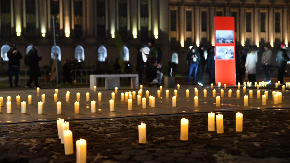 Bucureștenii au aprins candele și au ținut un moment de reculegere în Piața Revoluției, în memoria eroilor din decembrie 1989