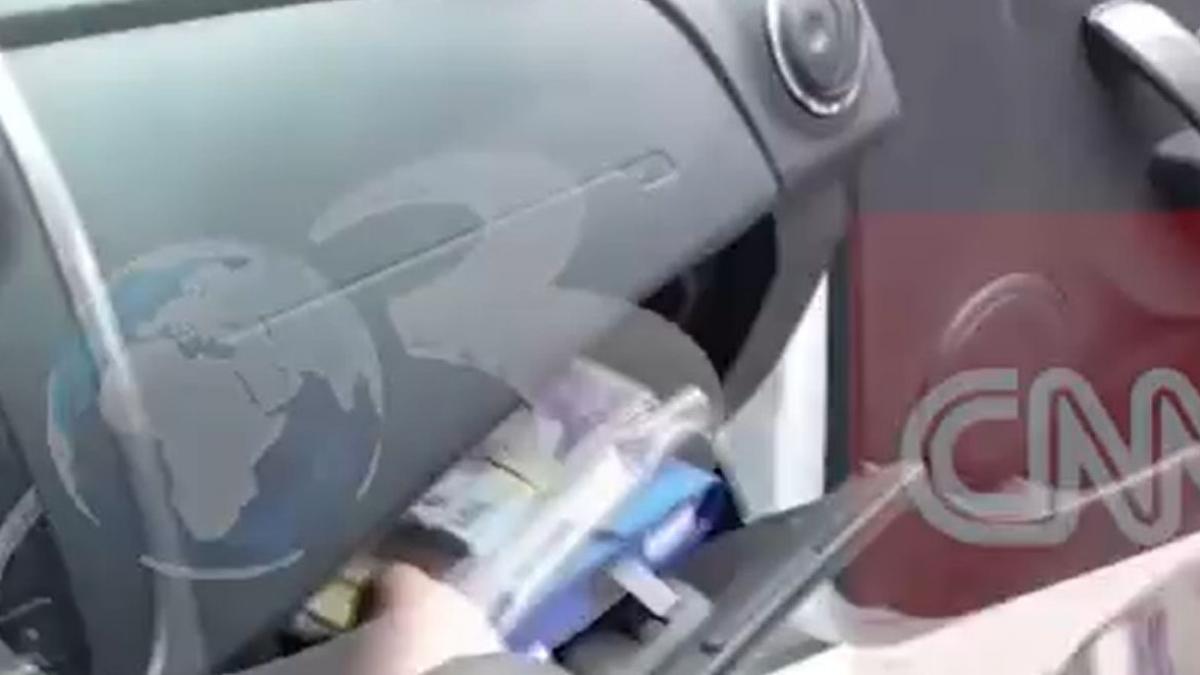 Comisar-șef de poliție, prins în timp ce lua mită teancuri cu bani. El a fost săltat de procurori din mașina de serviciu