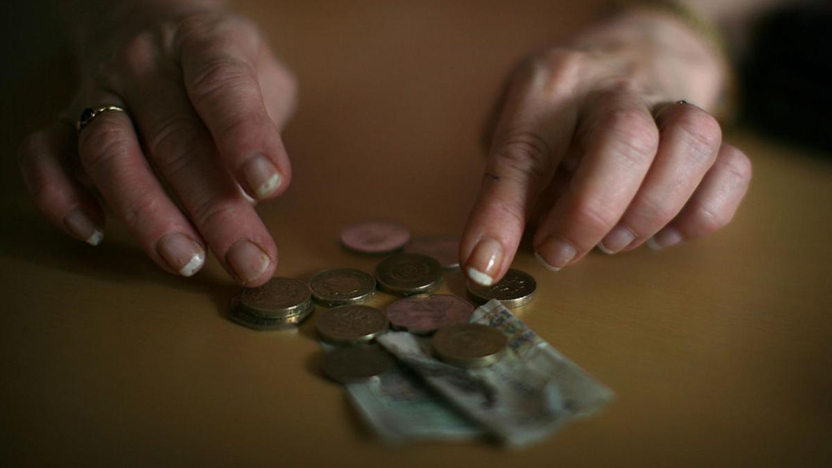 mii de pensionari imprumuta bani de la casele de ajutor reciproc ca sa aiba ce pune pe masa de sarbatori scumpirile i au afectat